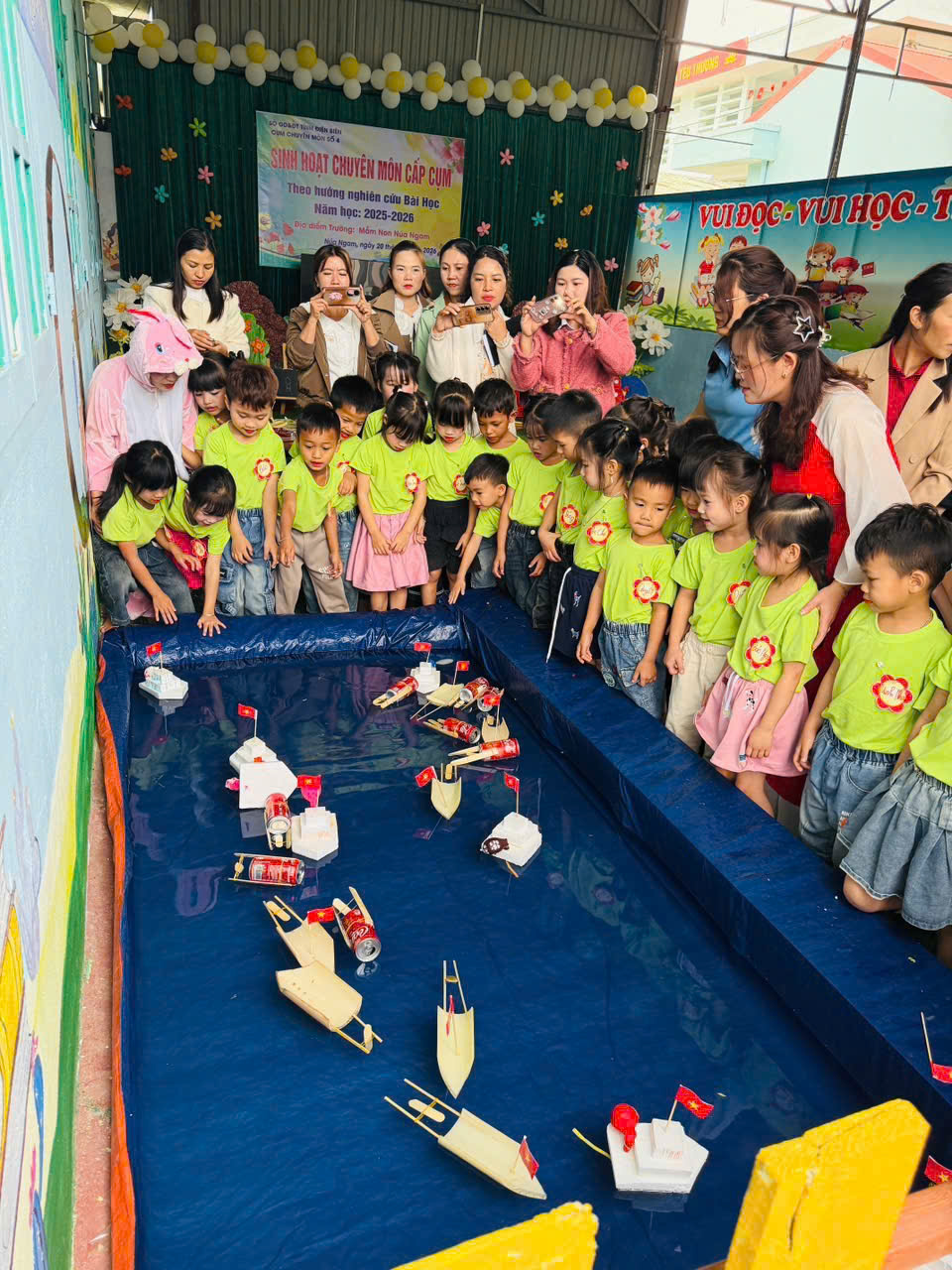 SINH HOẠT CHUYÊN MÔN CỤM 4: NÂNG CAO NĂNG LỰC ĐỘI NGŨ, GĂN LÝ THUYẾT VỚI THỰC TIỄN CHĂM SÓC - GIÁO DỤC TRẺ