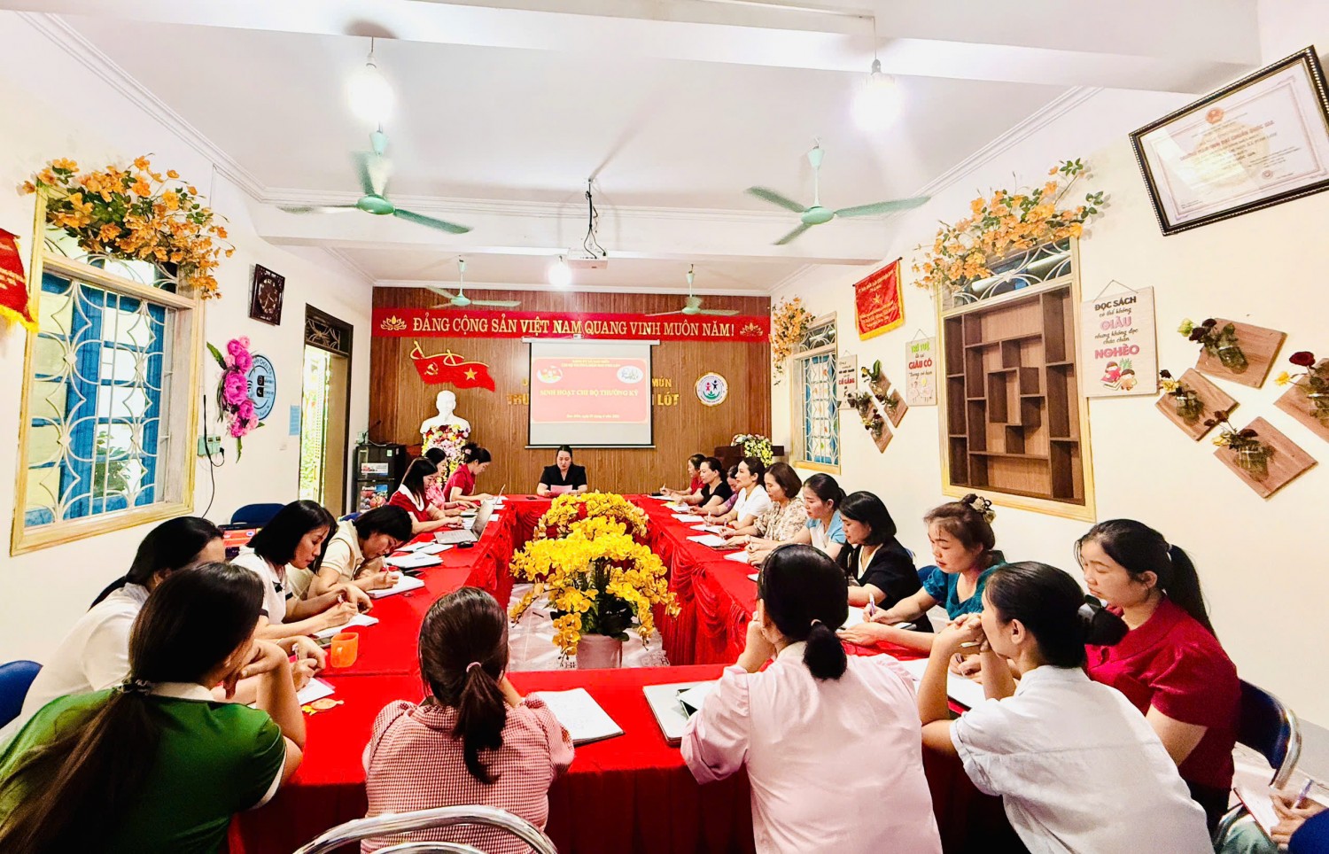 CHI BỘ TRƯỜNG MẦM NON POM LÓT TỔ CHỨC SINH HOẠT THƯỜNG KỲ THÁNG 4